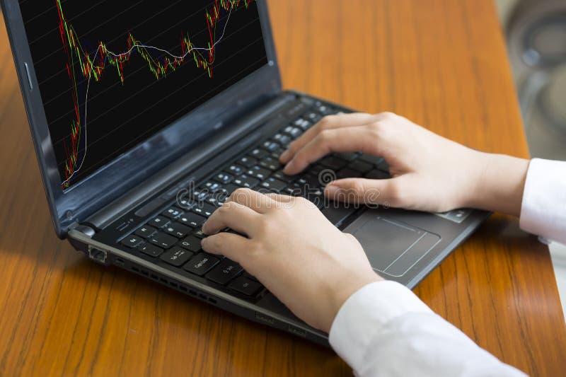 Biznesowa kobieta Analizuje przyrosta Z laptopem zdjęcia stock Biznesowa kobieta Analizuje przyrosta Z laptopem zdjęcia stock