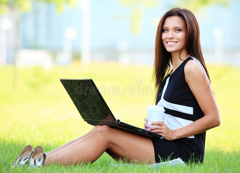 Biznesowa kobieta pracuje na jej laptopie outside fotografia stock Biznesowa kobieta pracuje na jej laptopie outside fotografia stock