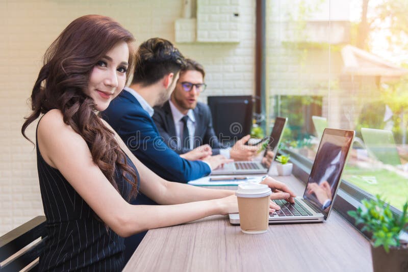 Biznesowa kobieta pracuje z biznes drużyną laptopem Jest zdjęcie stock Biznesowa kobieta pracuje z biznes drużyną laptopem Jest zdjęcie stock