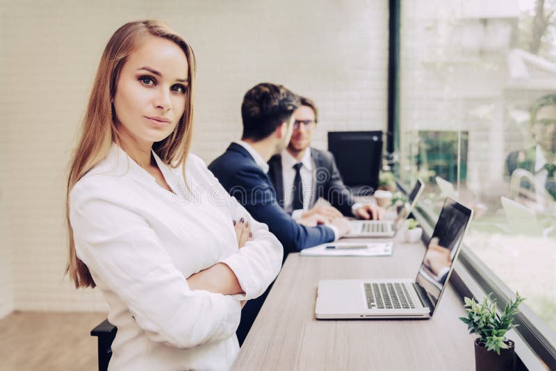 Biznesowa kobieta pracuje z biznes drużyną laptopem Jest obrazy stock Biznesowa kobieta pracuje z biznes drużyną laptopem Jest obrazy stock