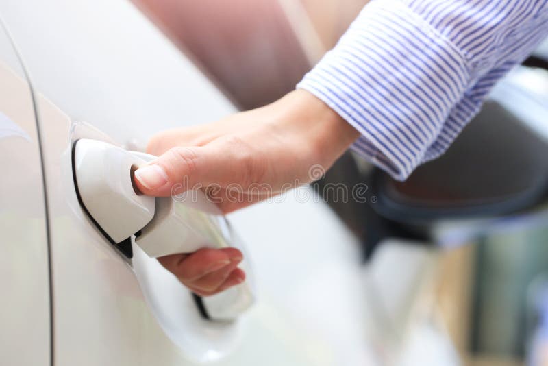 Biznesowa ręka na rękojeści Zakończenie kobieta otwiera samochodowego drzwi obrazy stock Biznesowa ręka na rękojeści Zakończenie kobieta otwiera samochodowego drzwi obrazy stock