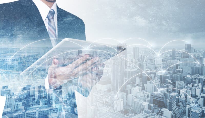 Biznesowa sieć, blockchain technologia i połączenie z internetem, Dwoistego ujawnienia biznesmen używa cyfrową pastylkę i pejzaż zdjęcia royalty free Biznesowa sieć, blockchain technologia i połączenie z internetem, Dwoistego ujawnienia biznesmen używa cyfrową pastylkę i pejzaż zdjęcia royalty free
