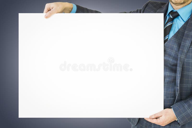 Biznesowego mężczyzna mienia plakat z pokojem dla teksta i grafiki zdjęcie stock