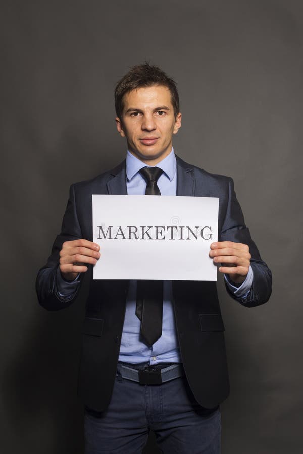 Biznesowego mężczyzna ręki mienie pokazuje marketingową deskę zdjęcia royalty free Biznesowego mężczyzna ręki mienie pokazuje marketingową deskę zdjęcia royalty free