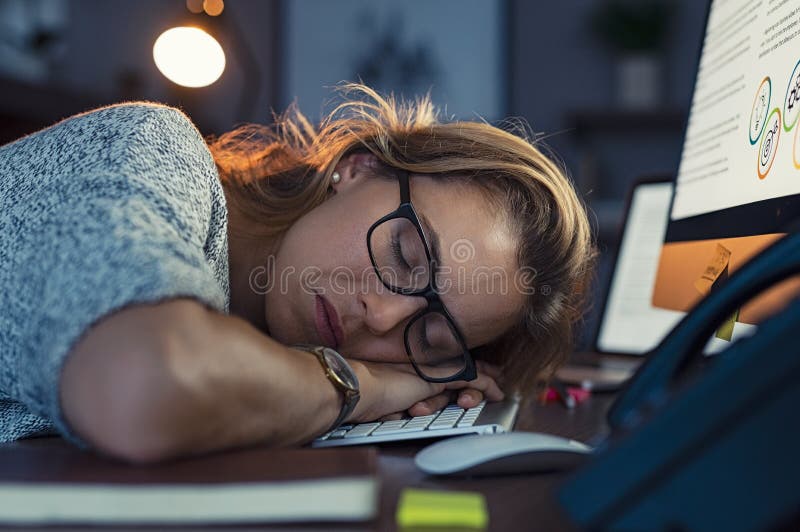 Biznesowej kobiety dosypianie na komputerze przy nocą zdjęcia royalty free Biznesowej kobiety dosypianie na komputerze przy nocą zdjęcia royalty free