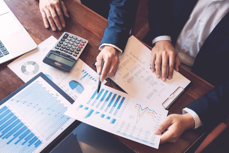 Biznesowy Korporacyjny dru?ynowy brainstorming, Planistyczna strategia ma dyskusji analizy inwestycj? bada z map? przy biurem obraz royalty free Biznesowy Korporacyjny dru?ynowy brainstorming, Planistyczna strategia ma dyskusji analizy inwestycj? bada z map? przy biurem obraz royalty free