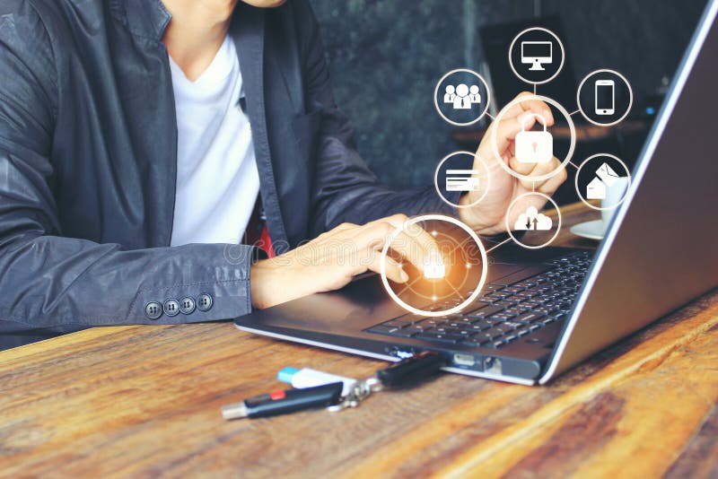 Biznesowy m??czyzna u?ywa laptopu i r?ki mienia mobilnego m?drze telefon z hologramem w ministerstwo spraw wewn?trznych, GDPR Cyb obraz stock Biznesowy m??czyzna u?ywa laptopu i r?ki mienia mobilnego m?drze telefon z hologramem w ministerstwo spraw wewn?trznych, GDPR Cyb obraz stock