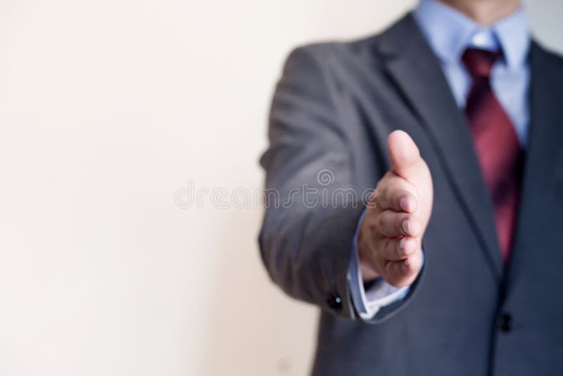 Biznesowy mężczyzna dosięga out rękę potrząśnięcie - Biznesowy pojęcie i G obraz stock Biznesowy mężczyzna dosięga out rękę potrząśnięcie - Biznesowy pojęcie i G obraz stock