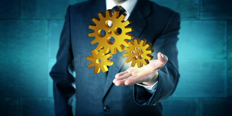 Biznesowy mężczyzna Oferuje Złotą 3D przekładni przejażdżkę zdjęcia royalty free Biznesowy mężczyzna Oferuje Złotą 3D przekładni przejażdżkę zdjęcia royalty free