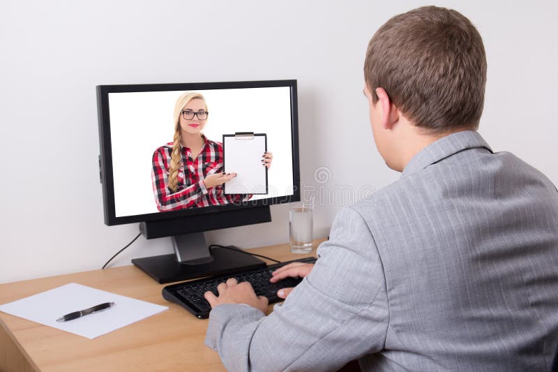 Biznesowy mężczyzna pracuje z komputerem w biurze