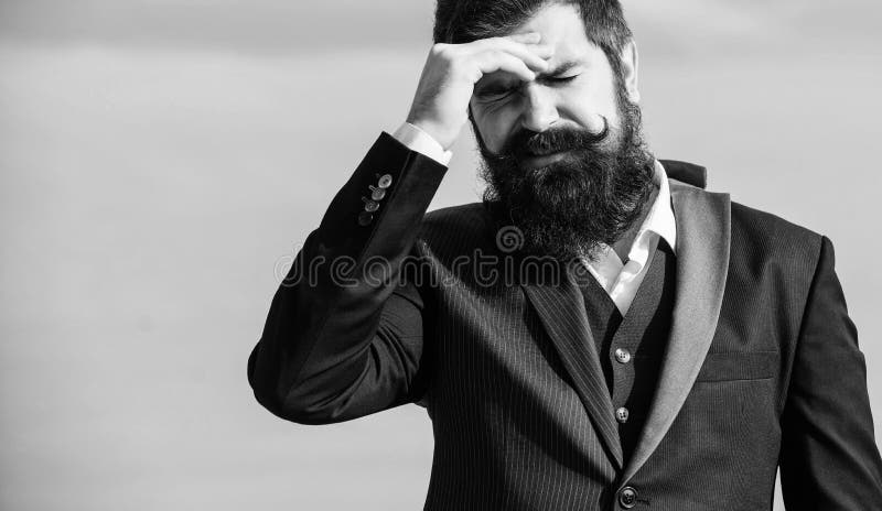 Biznesowy niepowodzenie M??czyzna twarzy nieba brodaty stresuj?cy bolesny t?o Facet cierpi migrena stresuj?cego dzie? stresuj?cy fotografia stock Biznesowy niepowodzenie M??czyzna twarzy nieba brodaty stresuj?cy bolesny t?o Facet cierpi migrena stresuj?cego dzie? stresuj?cy fotografia stock