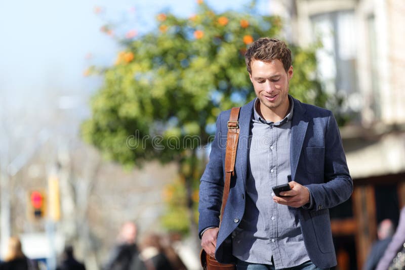 Biznesowy osoba mężczyzna na telefonie komórkowym w miasto ulicie obrazy stock Biznesowy osoba mężczyzna na telefonie komórkowym w miasto ulicie obrazy stock