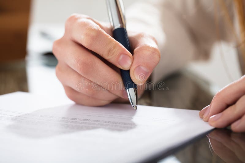 Biznesowy osoby podpisywania dokument Z piórem