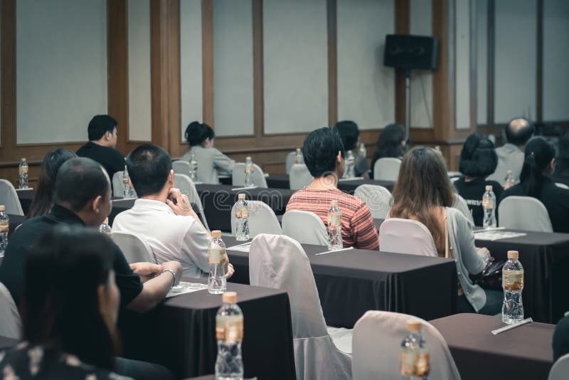 Biznesowy pojęcie: asia ludzie słuchają w biznesowym konwersatorium presen zdjęcie stock Biznesowy pojęcie: asia ludzie słuchają w biznesowym konwersatorium presen zdjęcie stock