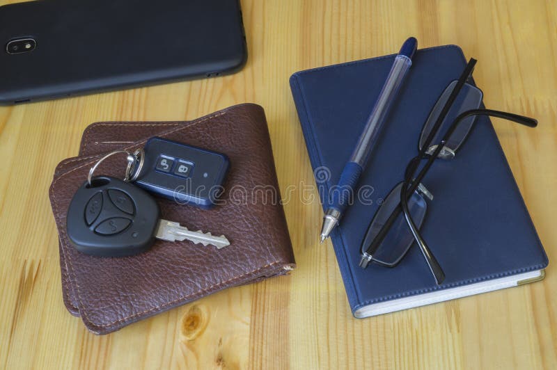 Biznesowy ruchliwie mężczyzny set, telefon komórkowy, samochodów klucze fotografia stock Biznesowy ruchliwie mężczyzny set, telefon komórkowy, samochodów klucze fotografia stock