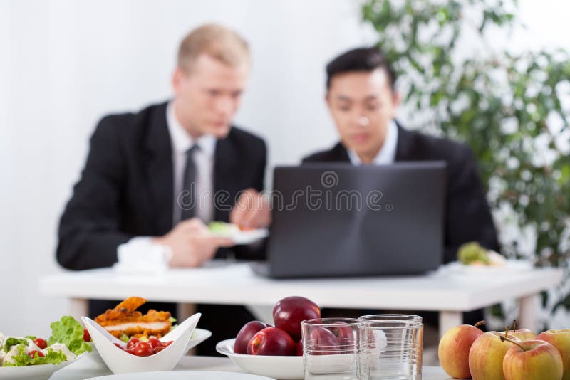 Biznesowy spotkanie i przerwa na lunch obrazy stock Biznesowy spotkanie i przerwa na lunch obrazy stock