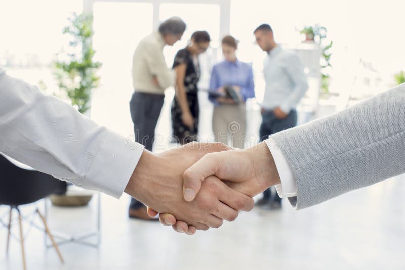 Biznesowy uścisk dłoni i ludzie biznesu obrazy stock Biznesowy uścisk dłoni i ludzie biznesu obrazy stock