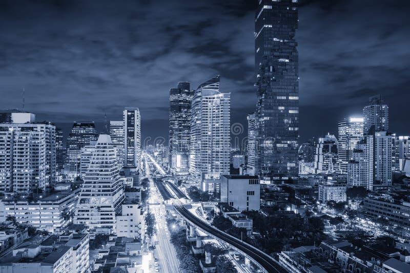 Biznesowy śródmieście i centrum finansowe Bangkok, Tajlandia Punktu zwrotnego i pejzażu miejskiego drapacz chmur budynki przy noc zdjęcia royalty free Biznesowy śródmieście i centrum finansowe Bangkok, Tajlandia Punktu zwrotnego i pejzażu miejskiego drapacz chmur budynki przy noc zdjęcia royalty free
