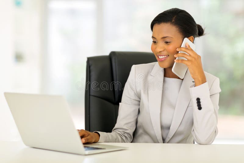 Bizneswoman opowiada telefon komórkowego obraz royalty free Bizneswoman opowiada telefon komórkowego obraz royalty free