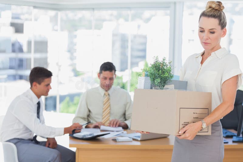 Bizneswoman opuszcza biuro po podpalającego obrazy stock Bizneswoman opuszcza biuro po podpalającego obrazy stock