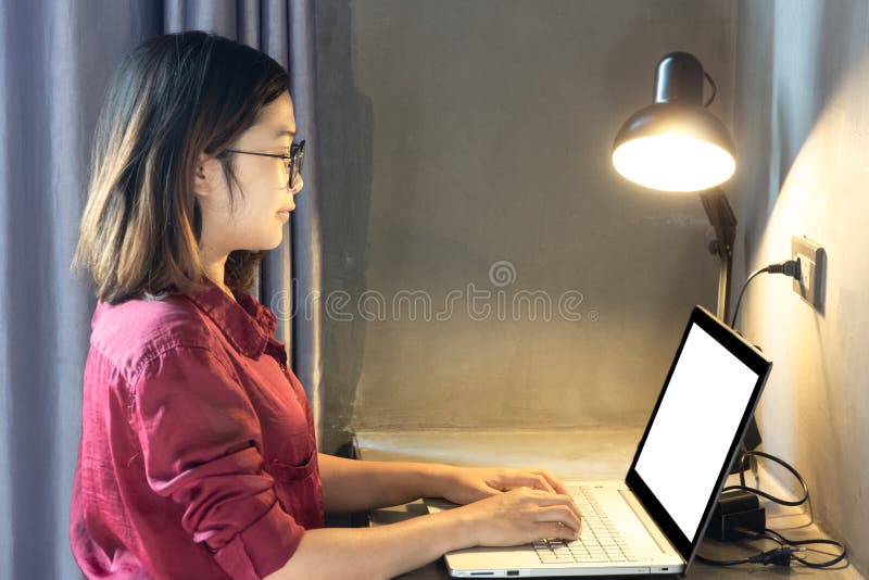 Bizneswoman pisać na maszynie na laptopie z pustym bielu ekranem dla egzaminu próbnego w górę szablonu tła z lampą fotografia stock Bizneswoman pisać na maszynie na laptopie z pustym bielu ekranem dla egzaminu próbnego w górę szablonu tła z lampą fotografia stock