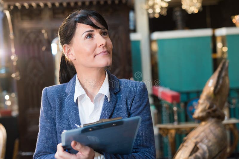 Bizneswoman trzyma schowek obrazy stock Bizneswoman trzyma schowek obrazy stock