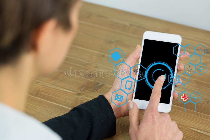 Bizneswoman używa IOT grafika na mądrze telefonie obraz royalty free Bizneswoman używa IOT grafika na mądrze telefonie obraz royalty free