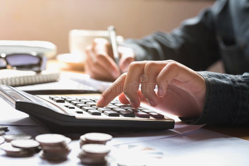 bizneswoman używa kalkulatora dla kalkuluje finansową księgowość