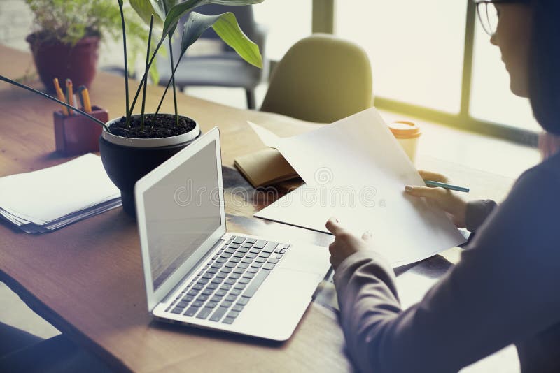 Bizneswoman z dokumentu papieru prześcieradłem w loft nowożytnym biurze, pracuje na laptopie Drużynowy działanie, ludzie biznesu