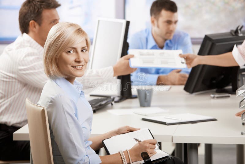 bizneswoman zauważa writing obrazy royalty free bizneswoman zauważa writing obrazy royalty free