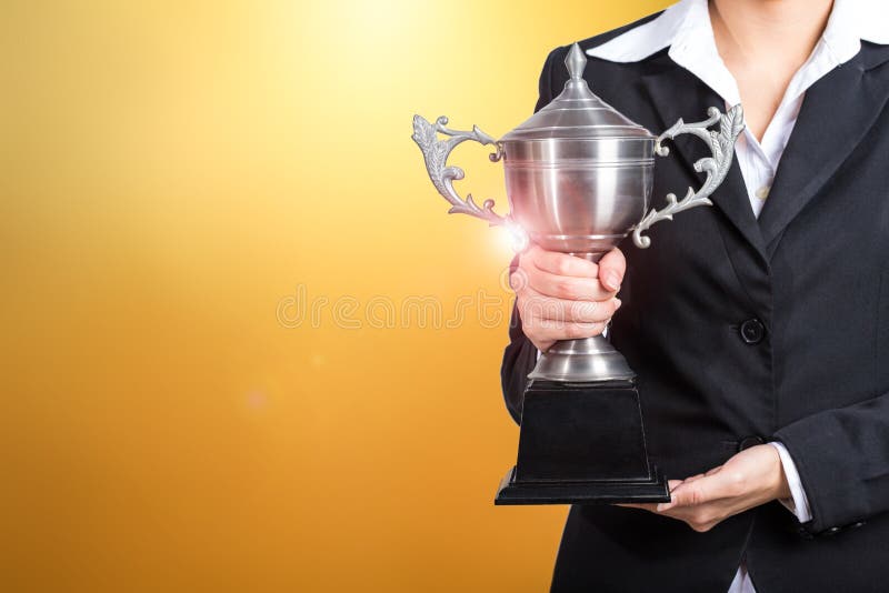 Bizneswomanu mienia trofeum nagroda dla sukcesu w biznesie Złoto zdjęcia stock Bizneswomanu mienia trofeum nagroda dla sukcesu w biznesie Złoto zdjęcia stock