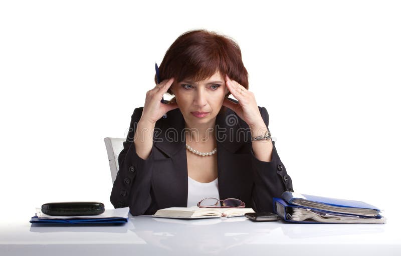 Bizneswomanu obsiadanie na stołu i łzy włosy fotografia stock Bizneswomanu obsiadanie na stołu i łzy włosy fotografia stock
