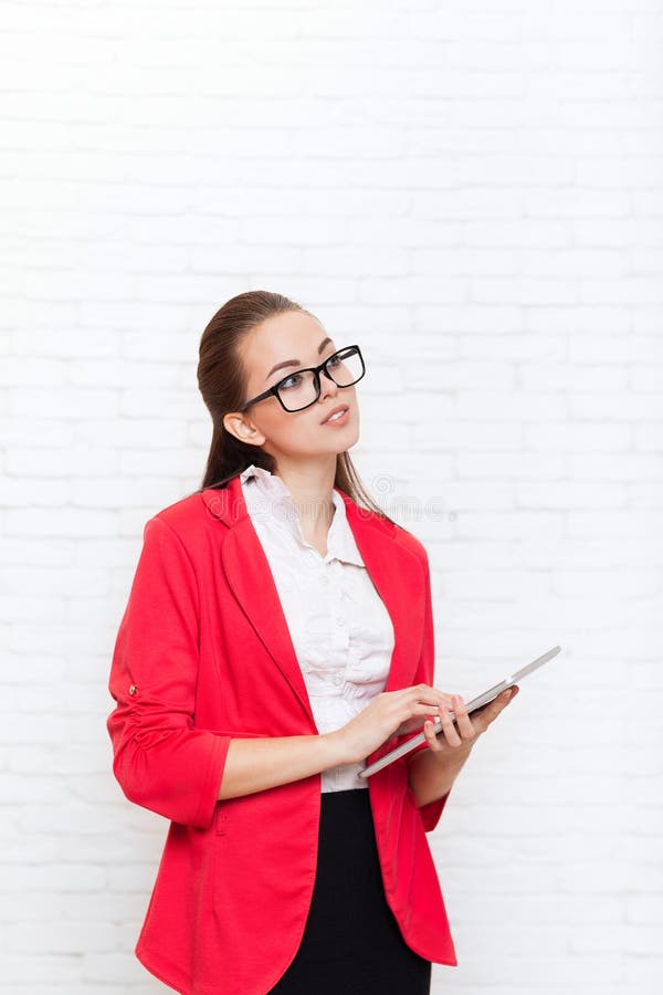 Bizneswomanu use pastylki dotyka ekranu komputerowy spojrzenie do kopii przestrzeni odzieży kurtki czerwonych szkieł szczęśliwego zdjęcie royalty free Bizneswomanu use pastylki dotyka ekranu komputerowy spojrzenie do kopii przestrzeni odzieży kurtki czerwonych szkieł szczęśliwego zdjęcie royalty free