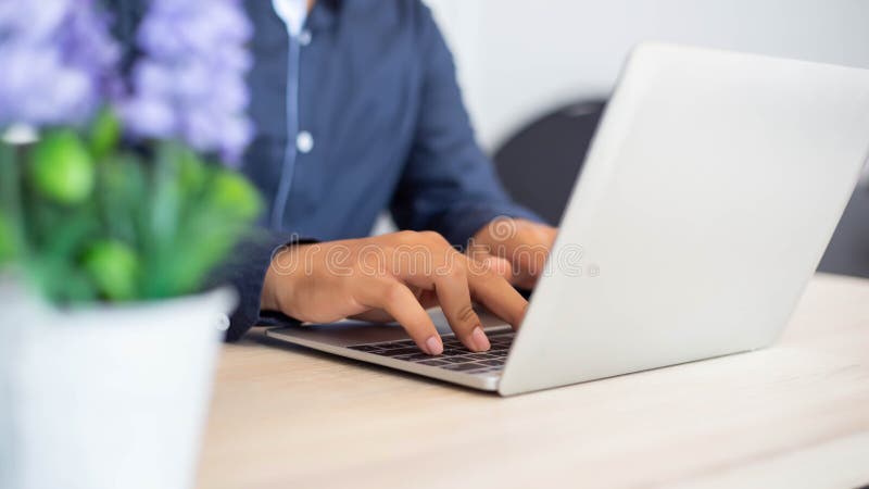 Bizneswomany pisać na maszynie klawiaturę na labtop obraz stock Bizneswomany pisać na maszynie klawiaturę na labtop obraz stock