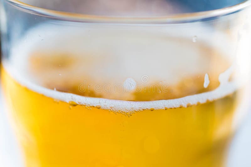 Bière blonde blonde dans un verre images libres de droits Bière blonde blonde dans un verre images libres de droits