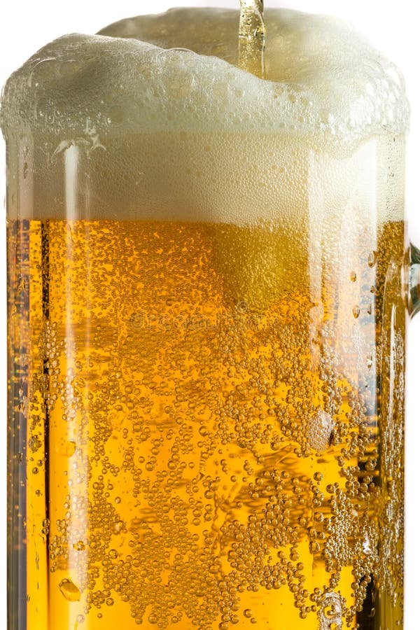 Bière blonde de versement dans une tasse de bière, il s'avère la mousse et le jet photos libres de droits Bière blonde de versement dans une tasse de bière, il s'avère la mousse et le jet photos libres de droits