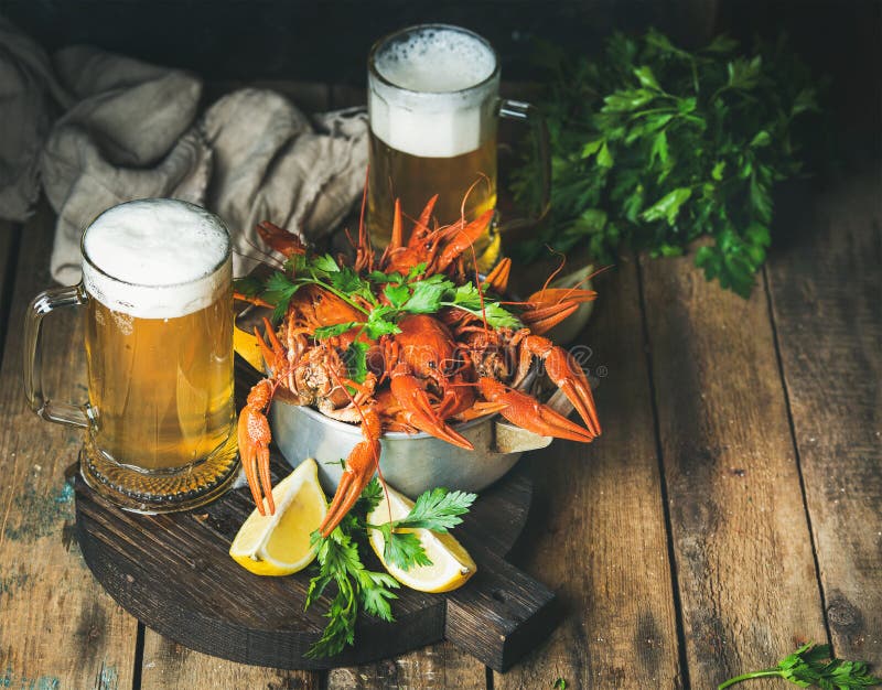 Bière de blé et écrevisses bouillies avec le citron, persil frais images stock Bière de blé et écrevisses bouillies avec le citron, persil frais images stock