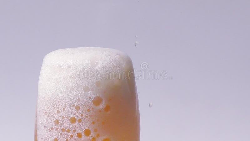 Bière de versement dans le verre