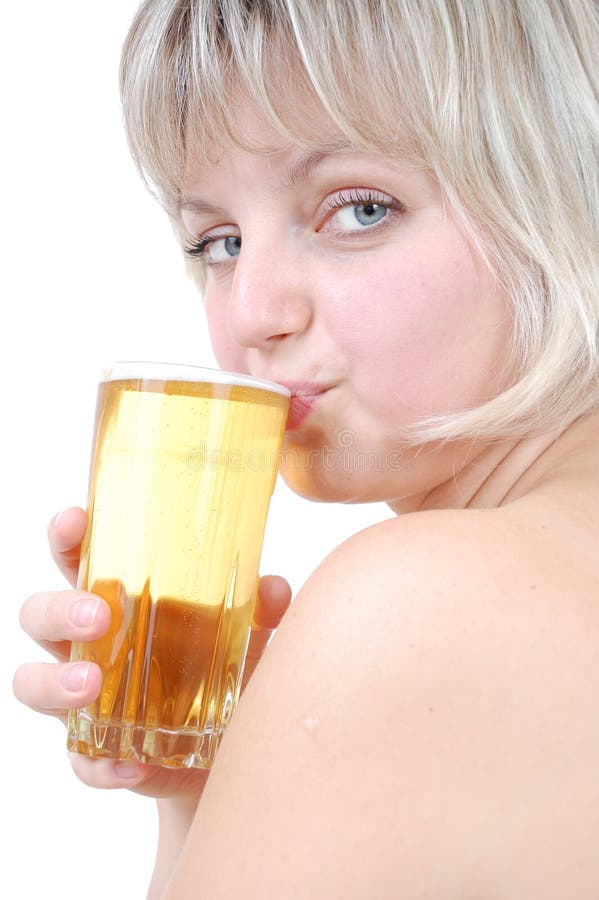 Bière potable de belle fille blonde photographie stock Bière potable de belle fille blonde photographie stock