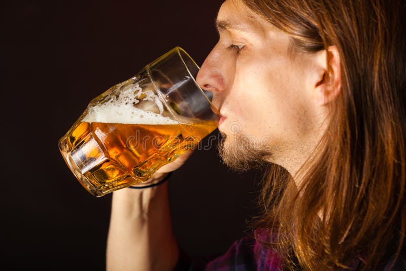 Bière potable de jeune homme beau photo libre de droits Bière potable de jeune homme beau photo libre de droits