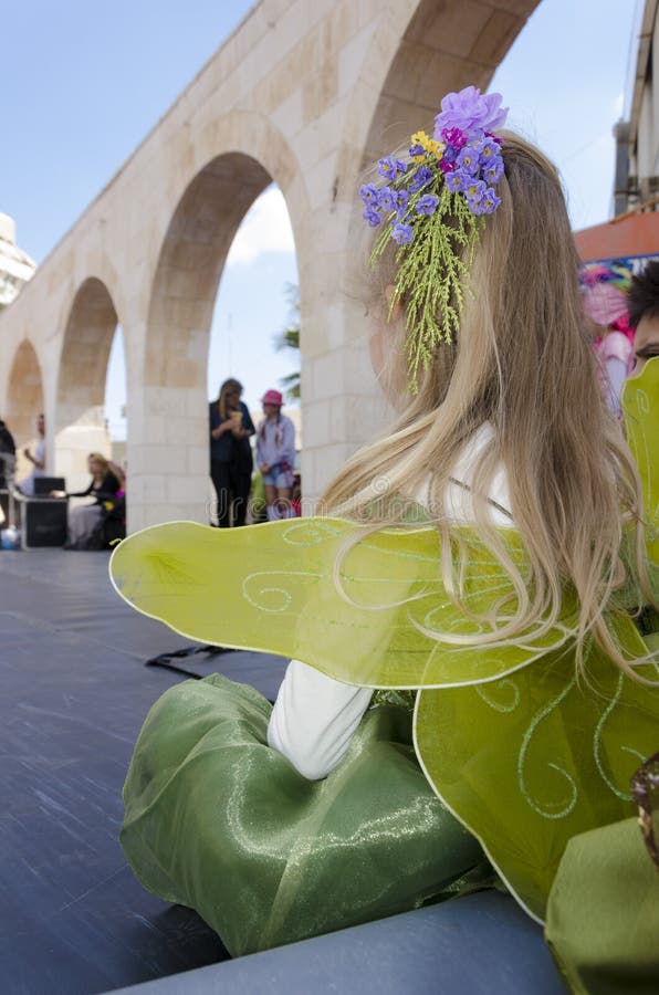 Bière-Sheva, ISRAËL - 5 mars 2015 : Bière-Sheva, ISRAËL - 5 mars 2015 : Portrait d'une jeune femme blonde avec une fleur dans ses image stock Bière-Sheva, ISRAËL - 5 mars 2015 : Bière-Sheva, ISRAËL - 5 mars 2015 : Portrait d'une jeune femme blonde avec une fleur dans ses image stock