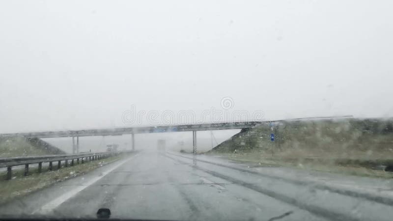 Biélorussie 17 novembre 2021. mauvaises conditions de conduite sur une autoroute dans la neige mouillée et le temps pluvieux. vue banque de vidéos