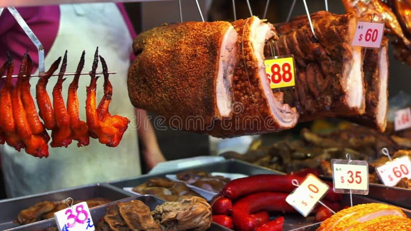 BK-kött som hänger i det krisbena griskött som finns på marknaden i Hongkong