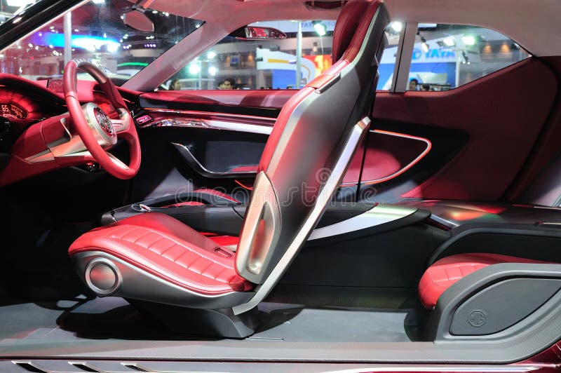 BKK - 28 DE NOVEMBRO: Design de interiores do ícone de MG, carro do conceito de SUV, em di imagem de stock BKK - 28 DE NOVEMBRO: Design de interiores do ícone de MG, carro do conceito de SUV, em di imagem de stock