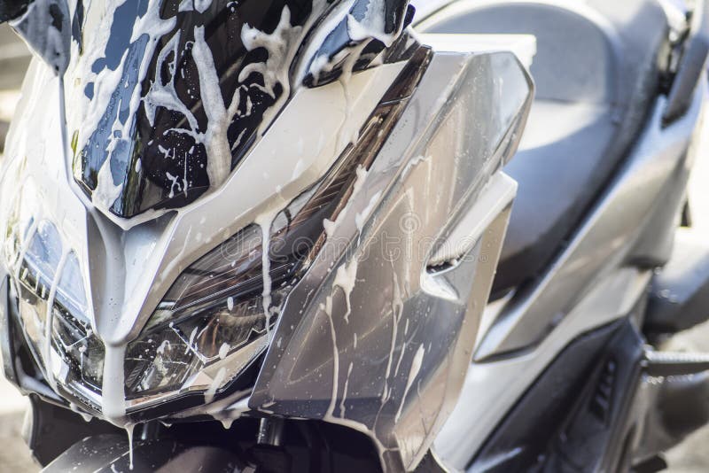 Bläschenwaschen Auf Motorrad, Reinigung Und Waschmaschine Motorrad Oder  Großen Roller Mit Schaum in Der Garage Instandhaltungsmot Stockfoto - Bild  von detaillierung, roller: 168030844