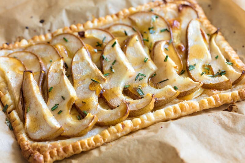 Blätterteig Birnentörtchen Mit Ziegenkäse, Rosmarin Und Honig, Hori ...