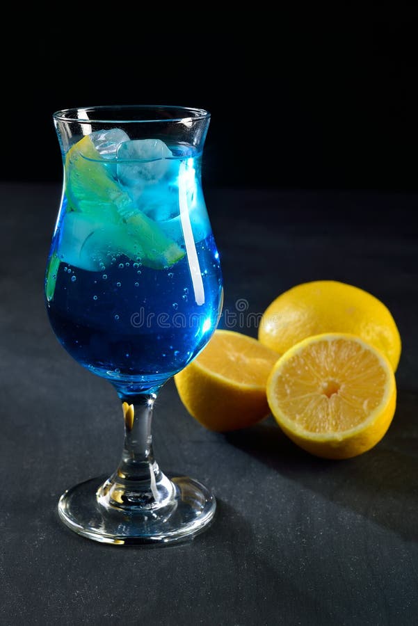 Bl? laguncoctail p? m?rk bakgrund royaltyfria foton Bl? laguncoctail p? m?rk bakgrund royaltyfria foton