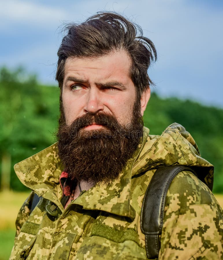 bl?sigt v?der J?gareman Jakts?song Soldat i milit?r likformig brutal manlig tjuvskytt manlig sk?ggomsorg _ arkivfoto bl?sigt v?der J?gareman Jakts?song Soldat i milit?r likformig brutal manlig tjuvskytt manlig sk?ggomsorg _ arkivfoto
