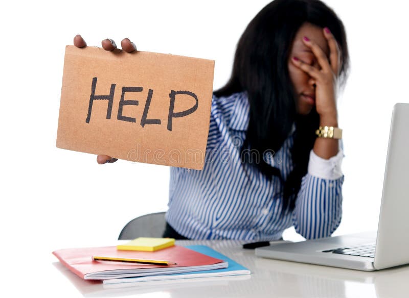 Nero etnia Afro-Americana stanco e frustrato donna che lavora come segretario di stress sul posto di lavoro scrivania con computer portatile chiedere aiuto nel business frustrazione concetto.