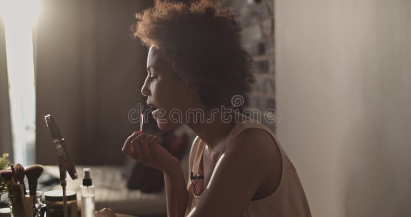Black beauty blogger appliquer lipgloss banque de vidéos